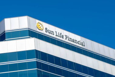 Ottawa, Ontario, Kanada - 7 Ağustos 2020: Ontario, Kanada 'daki ofislerinde Sun Life Finans İşareti. Sun Life Financial, Kanada merkezli finans şirketidir.