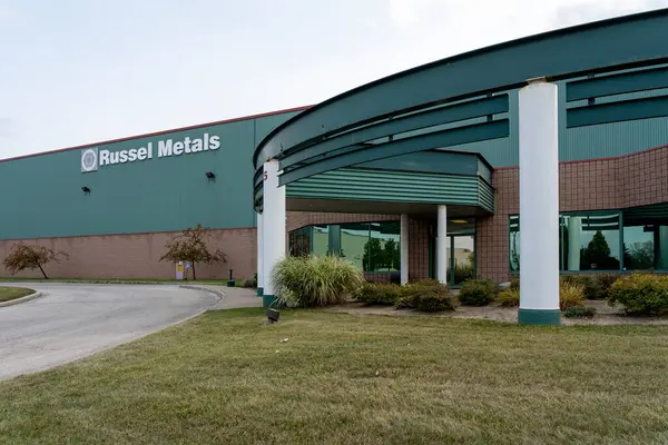 Cambridge, Ontario, Kanada - 27 Eylül 2020: Russel Metal binası Cambridge, Ontario, Kanada 'da görüldü. Russel Metals Inc., Kanada merkezli bir kamu metali dağıtım ve işleme şirketidir.