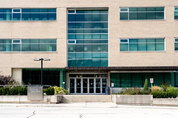 Etobikola, On, Kanada - 11 Ekim 2020: Guelph-Humber Üniversitesi girişi Etobicoke, On, Kanada 'da, Guelph Üniversitesi ve Humber Koleji arasında bir işbirliği ile görüldü..