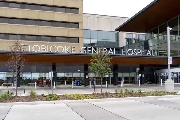 Etobicoke, Toronto, Kanada - 11 Ekim 2020: Etobicoke General Hospital ana girişi Etobicoke, Toronto, Kanada 'da gösterildi. Etobikola Genel Hastanesi bir devlet hastanesidir..