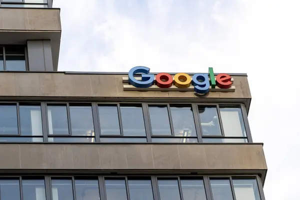 Toronto, Kanada - 13 Ekim 2020: Google tabelasında Google Canada 'nın Toronto genel merkez binası Toronto şehir merkezinde görülüyor.