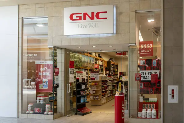 Guelph, Ontario, Kanada - 28 Haziran 2020: GNC mağaza tabelası. GNC Holding Inc., sağlık ve beslenme ürünleri satan bir Amerikan şirketidir..