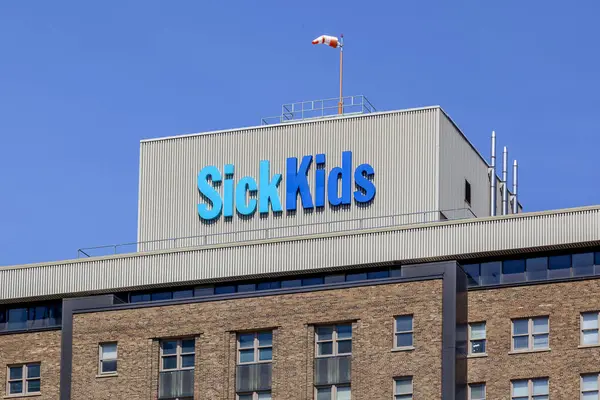 Toronto, Kanada - 16 Mayıs 2020: Toronto 'daki hastane binasına hasta çocuklar için imza; Hasta Çocuklar Hastanesi (Hasta Çocuklar için Hastane) dünyanın en büyük ikinci pediatrik araştırma hastanesidir.. 