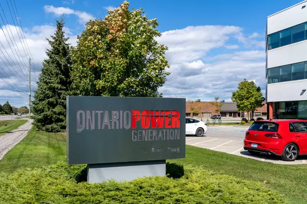 Pickering, On, Kanada - 20 Eylül 2020: Ontario Enerji Üretimi tabelası Kanada 'nın Pickering kentinin dışında görüldü. OPG, Ontario Hükümeti 'ne ait bir Crown şirketidir..