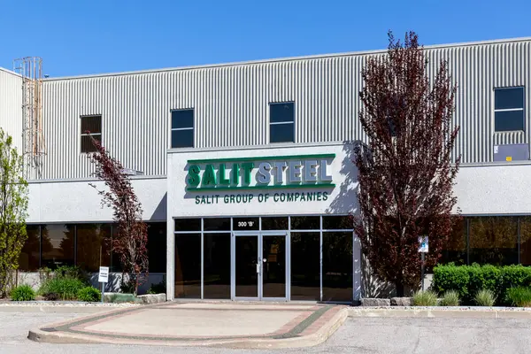 Vaughan, Ontario, Kanada - 23 Mayıs 2020: Salit Steel şirketi Vaughan, Ontario, Kanada 'da görüldü. Salit Steel, çelik çözeltileri dağıtan birleşik bir şirket ağıdır..