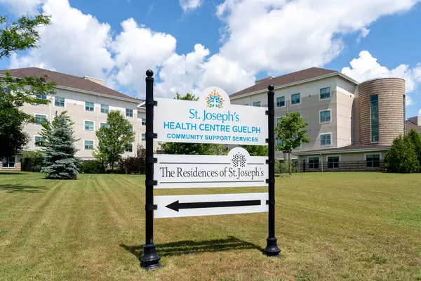 Guelph, Ontario, Kanada - 28 Haziran 2020: Ontario, Kanada 'daki St. Joseph Sağlık Merkezi Guelph, uzun vadeli bakım, karmaşık bakım ve rehabilitasyon hizmetleri sağlayıcısı.