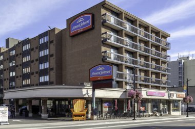 Niagara Şelalesi, Ontario, Kanada - 3 Eylül 2019: Niagara Şelalesi, Ontario, Kanada 'da Howard Johnson Oteli. Howard Johnson by Wyndham, Amerikan otel ve motel zinciri..