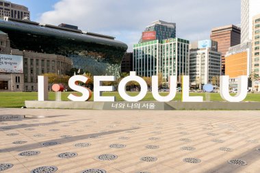 Seul, Güney Kore - 10 Nisan 2019: Seul, Güney Kore 'deki Seul Plaza' da şehir manzarası ile Seul U imzalı. Plaza, belediye binasının önünde merkezi bir plazadır..
