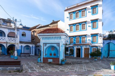 Chefchaouen, Fas - 23 Ekim 2024: Chefchaouen, Fas dışındaki manzara mavi şehir olarak adlandırılan küçük bir şehirdir.