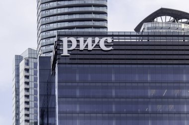 Toronto, Kanada - 2 Temmuz 2018: Toronto şehir merkezindeki binanın PWC tabelası. PwC (PricewaterhouseCoopers), çok uluslu profesyonel hizmet ağı..