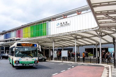 Nara, Japonya - 28 Mart 2019: Nara, Japonya 'daki Nara istasyonunda bir otobüs. Nara İstasyonu büyük bir JR tren istasyonudur..