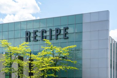 Vaughan, Ontario, Kanada - 11 Haziran 2019: Vaughan, Ontario, Kanada 'daki merkezde yemek tarifi imzası. Recipe Unlimited Corporation birçok restoran zinciri işleten Kanadalı bir şirkettir..