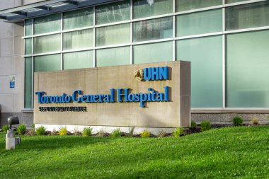 Toronto, Kanada - 5 Mayıs 2019 Toronto General Hospital tabelası. THG şehir merkezinde büyük bir eğitim hastanesidir ve Üniversite Sağlık Ağı 'nın bir parçasıdır..
