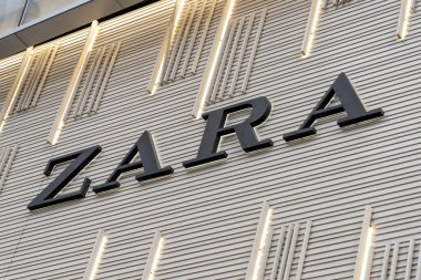 Seul, Güney Kore - 10 Nisan 2019: Seul, Güney Kore 'deki duvarda Zara tabelası. Zara, Galiçya merkezli hızlı moda (giyim ve aksesuarlar) perakendecisi.).