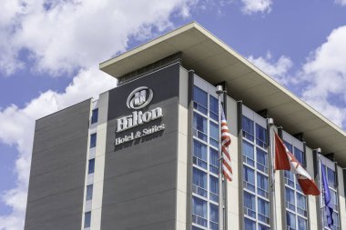 Mississauga, Ontario, Kanada - 11 Ağustos 2019: Mississippi, Ontario, Kanada 'daki Pearson Havaalanı yakınlarındaki Hilton Oteli. Hilton Hotels & Resorts, Amerika Birleşik Devletleri 'nde yer alan bir küresel otel ve tatil beldesidir.