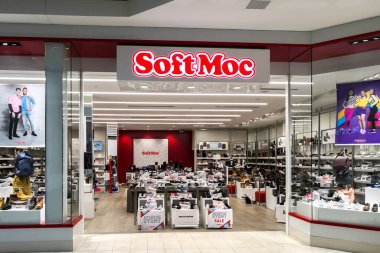 Markham, Ontario, Kanada - 13 Mart 2019: Markham, Ontario 'daki CF Markville Alışveriş Merkezi' ndeki SoftMoc mağazası. SoftMoc Kanada 'nın en iyi aile ayakkabı perakendecisi.