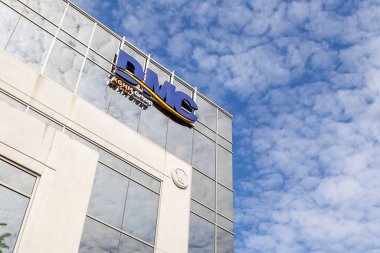 Vaughan, Ontario, Kanada - 10 Haziran 2018: Vaughan, Kanada 'daki merkez binalarında DMC tabelası; DMC Kanadalı bir maden hizmetleri müteahhididir ve KGHM' nin dolaylı bir yan kuruluşudur..