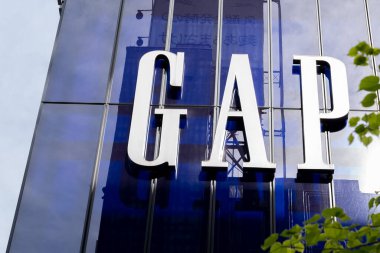 Tokyo, Japonya - 5 Nisan 2019: Tokyo, Japonya 'daki binada Gap mağazasının işareti. Gap, Amerikalı bir giyim ve aksesuar perakendecisi..