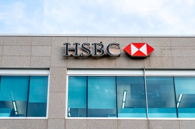 Toronto, Kanada - 7 Ağustos 2019: Toronto, Kanada 'daki şirket binasında HSBC' nin imzası. HSBC Holding plc, İngiliz çok uluslu bankacılık ve finansal hizmetler holding şirketidir..