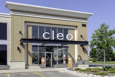 Oakville, Ontario, Kanada - 25 Temmuz 2019: Oakville, Ontario, Kanada 'daki Cleo mağazası. Cleo, Kanada 'da kadınlar için iş kıyafetleri üzerine yoğunlaşan özel bir markadır..