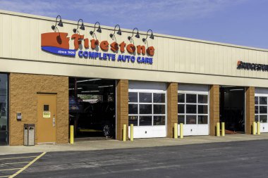Buffalo, New York, ABD - 22 Eylül 2019: Firestone Complete Auto Care Buffalo 'da; Firestone' un bir bölümü, Amerikan lastik firması, otomotiv bakım ve onarım hizmeti sunuyor..
