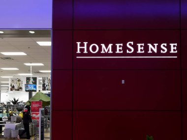 Oshawa, Ontario, Kanada - 1 Temmuz 2019: Oshawa, Ontario, Kanada 'da HomeSense mağazası. HomeSense, Kanada 'nın TJX şirketlerine ait bir ev mobilyası mağaza zinciri.