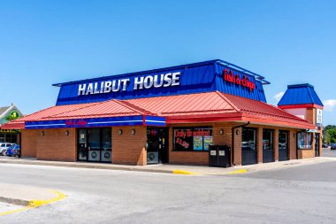 Barrie, Ontario, Kanada - 4 Ağustos 2019: Barrie, Ontario 'daki Halibut House balık ve cipslerinin dış görünüşü. Halibut Evi bir Amerikan Restoranıdır..