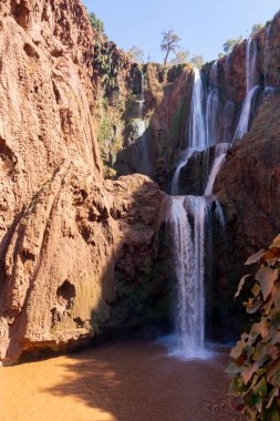 Uçurumdan düşen şelaleli güzel manzara