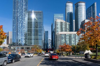 Toronto, Kanada, 22 Ekim 2023: Toronto silueti Bremner Bulvarı ve Lower Simcoe Caddesi 'nde, Kanada' nın Ripley Akvaryumu yakınlarında Toronto 'nun doğusuna bakıyor..
