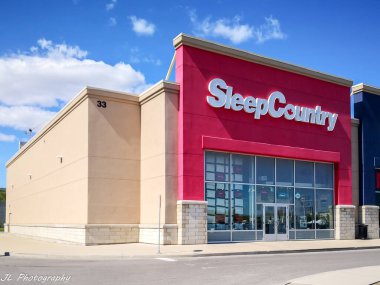 Brampton, Ontario, Kanada - 8 Ekim 2020: Brampton, Ontario, Kanada 'da bir Uyku Ülkesi Kanada mağazası. Sleep Country Canada Inc., Kanadalı bir yatak perakendecisi..