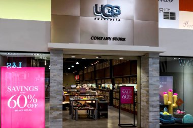 Vaughan, Ontario, Kanada - 4 Haziran 2019: Toronto, Kanada yakınlarındaki Vaughan Mills alışveriş merkezinde UGG mağazası. UGG (eski adıyla UGG Australia), ABD 'li ayakkabı firması..