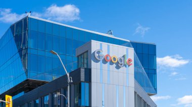 Kitchener-Waterloo, On, Kanada - 10 Ekim 2024: Google tabelası Kitchener-Waterloo, Ontario, Kanada 'daki ofis binasında. Google bir Amerikan teknoloji şirketidir..