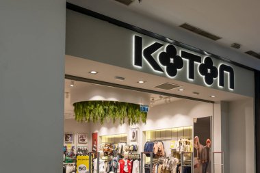 Fes, Fas - 25 Ekim 2024: Fas 'taki bir alışveriş merkezinde KOTON giyim mağazası.