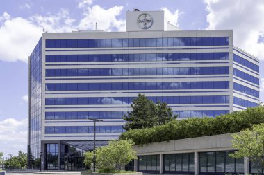 Mississauga, Ontario, Kanada - 11 Ağustos 2019: Mississauga, Ontario, Kanada 'daki Bayer Canada merkez binası. Bayer AG, çok uluslu bir Alman ilaç ve yaşam bilimleri şirketidir..