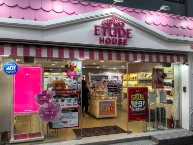 Seul, Güney Kore - 12 Nisan 2019: Seul, Güney Kore 'deki Etude House mağazası. Etude House, Amore Pacific 'e ait Güney Kore makyaj ürünleri markası..