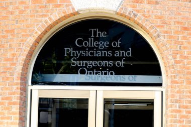 Toronto, Kanada - 13 Ağustos 2019: Toronto Ontario Doktorlar ve Cerrahlar Koleji Girişi. CPSO, Ontario, Kanada 'da tıp doktorları için düzenleyici kolejdir..