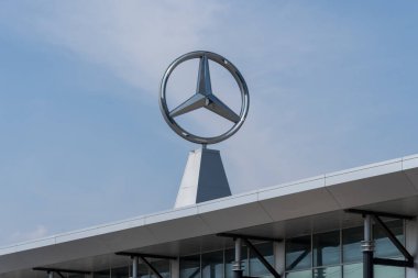 Thornhill, ON, Kanada - 20 Eylül 2024: Binada bir Mercedes-Benz logosu. Thornhill, on, Kanada. Mercedes-Benz, Alman lüks ve ticari araç markası..