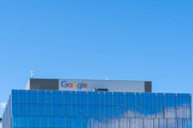 Kitchener-Waterloo, On, Kanada - 10 Ekim 2024: Google tabelası Kitchener-Waterloo, Ontario, Kanada 'daki ofis binasında. Google bir Amerikan teknoloji şirketidir..