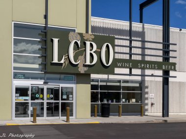 Scarborough, Ontario, Kanada - 22 Nisan 2018: Aurora 'daki LCBO mağazasının önü. Ontario İçki Denetim Kurulu (İngilizce: 