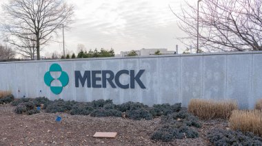 New Jersey, ABD - 27 Ocak 2019: New Jersey 'deki duvarda Merck işareti ve logosu. Merck bir Amerikan ilaç şirketi..