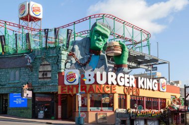 Niagara Şelalesi, Ontario, Kanada - 4 Eylül 2019: Niagara Şelalesi, Kanada 'da Clifton Hill caddesinde Burger King restoranı.