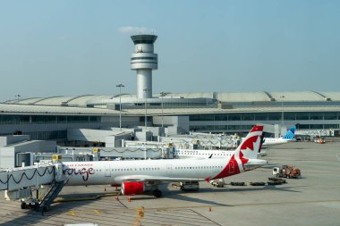 Mississauga, ON, Kanada - 13 Eylül 2024: Torontos Pearson Uluslararası Havalimanı 'na park etmiş bir Air Canada ruj uçağı.