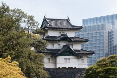 TOKYO, JAPONYA - CIRCA APR, 2013: Fujimi-yagura üç katlı kulesi Edo kalesinin duvarında. Tokyo İmparatorluk Sarayı, İmparatorun birincil ikametgahıdır.