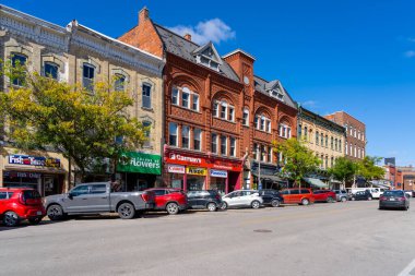 Stratford, Ontario, Kanada - 10 Ekim 2024: Stratford, Ontario, Kanada sokak manzarası. Stratford, Ontario 'nun güneybatısındaki Perth County' de Avon Nehri üzerinde bir şehirdir..