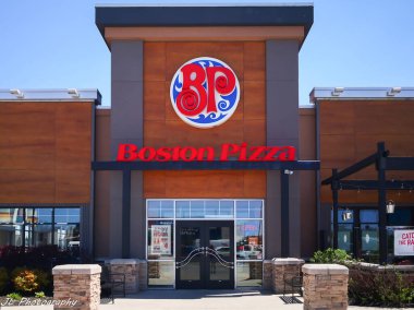 Oakville, Ontario, Kanada - 20 Mayıs 2019 Oakville, Ontario 'daki Boston Pizza Restoranı. Boston Pizza, Kanada merkezli bir restoran zinciri.