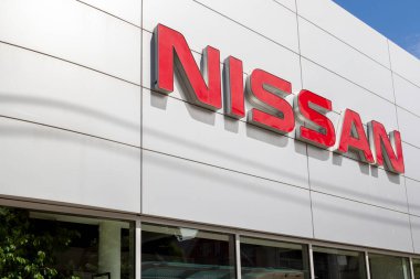 Toronto, Kanada - 19 Haziran 2018: Toronto, Kanada 'daki araba satıcısı binasında Nissan' ın imzası. Nissan, çok uluslu Japon otomobil üreticisi..