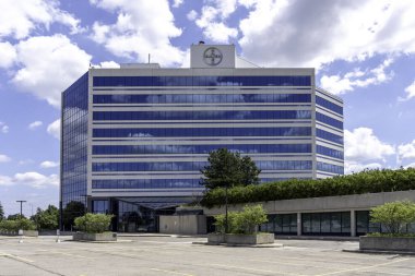 Mississauga, Ontario, Kanada - 11 Ağustos 2019: Mississauga, Ontario, Kanada 'daki binaya Bayer tabelasını kapatın. Bayer AG, çok uluslu bir Alman ilaç ve yaşam bilimleri şirketidir..