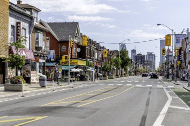 Toronto, Kanada - 31 Temmuz 2019: Toronto, Kanada 'daki Bloor-Yorkville bölgesi sokak manzarası.