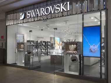 Richmond Hill, Ontario, Kanada - 4 Mayıs 2019: Richmond Hill, Ontario, Kanada 'daki Hillcrest alışveriş merkezinde Swarovski mağazası önü. Swarovski Avusturya 'nın Wattens şehrinde bulunan bir kristal üreticisi..