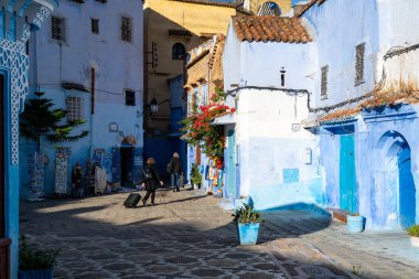 Chefchaouen, Fas - 23 Ekim 2024: Chefchaouen, Fas dışındaki manzara mavi şehir olarak adlandırılan küçük bir şehirdir.